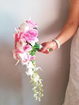 Novi Poročni Obred ima Cvetje Umetno Naravnih Rožnate Vrtnice z Belo Calla Lilije Kaskadne Šopek ramos de quinceañera